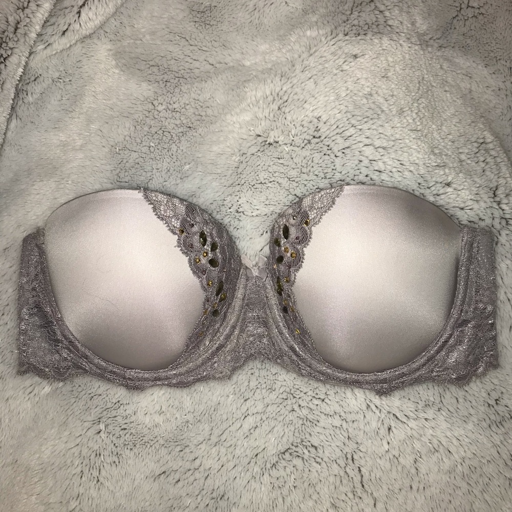 Victoria’s Secret strapless bra